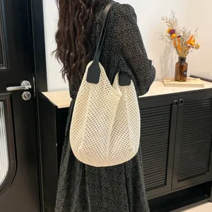 Chique witte katoenen gehaakte schoudertas, minimalistische tote bag voor strand en dagelijks.
