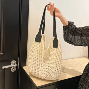 Gedetailleerd overzicht van casual gebreide gehaakte shopper tas met zwarte handvatten.