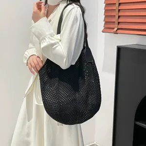 Zwarte gewoven gebreide schoudertas shopper, casual strand vakantie handtas voor dames.