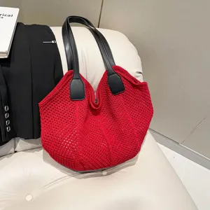 Detail rode gebreide haak tote tas, zwarte lederen bandjes, stijlvolle casual strand handtas.