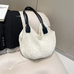 Chique witte gehaakte tote bag met zwart lederen handvatten, casual geweven strand schoudertas.