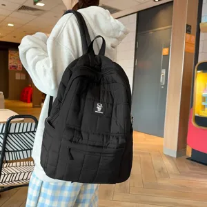 Minimalistische zwarte gewatteerde rugzak in Koreaanse stijl voor studenten en dagelijks.