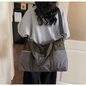 Vue détaillée du grand sac de voyage de fitness avec séparation humide sèche et motif écossais.