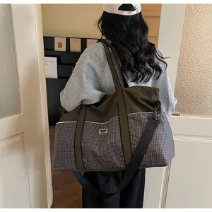 Vue détaillée du grand sac de voyage montrant le porté dos et une conception de poignée solide.