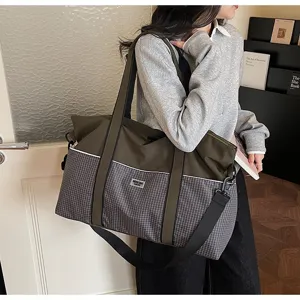 Grand sac de sport et de voyage en détail, montrant la poignée et le tissu résistant.
