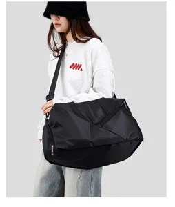 Asiatisches Model mit einer schwarzen Sporttasche mit Nass-Trocken-Trennung für Reisen.