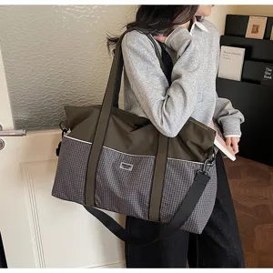 Vue détaillée du grand sac de sport et de voyage avec un design élégant et des sangles.