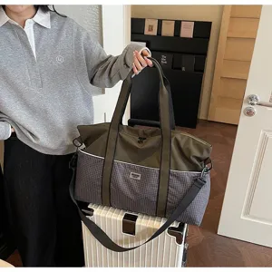 Grand sac de voyage de sport avec poche étanche et design à carreaux pour fitness.