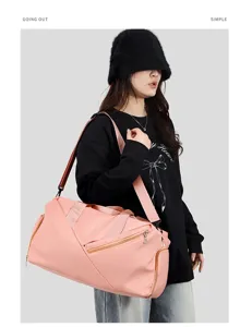 Asiatin mit einer rosa Fitness-Tasche für Reisen oder Fitnessstudio mit Trennung
