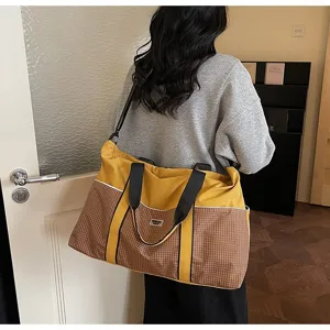 Grand sac de voyage sport fitness bandouliere avec motif carreaux et poignées pratiques