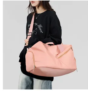 Detailansicht der rosa Reisetasche mit Nass-Trocken-Trennung, von Model getragen