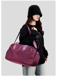 Modische violette Sporttasche mit Nass-Trocken-Trennung, präsentiert von einem Model