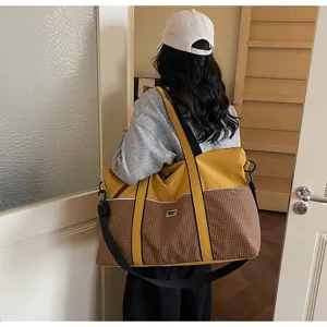Grand sac de voyage et de sport avec un joli motif a carreaux pour la salle de gym.