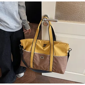 Grand sac de voyage de fitness avec séparation sec humide, motif à carreaux jaunes.
