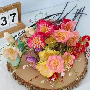 Primer plano detallado de flores artificiales de espuma sobre base de madera rústica.