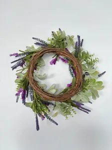 Vue détaillée de la couronne de lavande artificielle et d'eucalyptus sur base en bois.