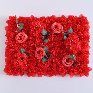 Gedetailleerd overzicht van kunststof rode rozen bloemenwandpaneel, perfect voor bruiloft decoratie.