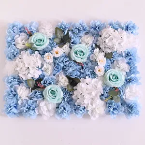 Kunstmatig blauw en wit rozen bloemenwand paneel achtergrond voor binnen bruiloft decor.