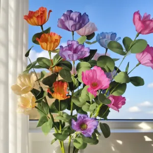 Detailaufnahme von bunten künstlichen Cosmea-Seidenblumen im natürlichen Sonnenlicht