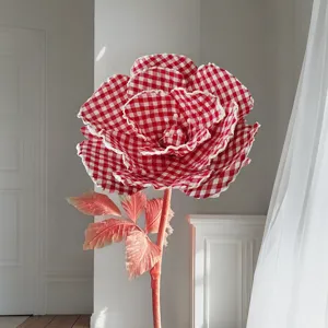 Detail en gros plan de grande fleur decorative a carreaux rouge et blanc pour accessoire event.