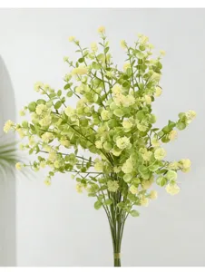 Detailansicht künstlicher grüner Zweige mit kleinen gelben beerenartigen Blüten