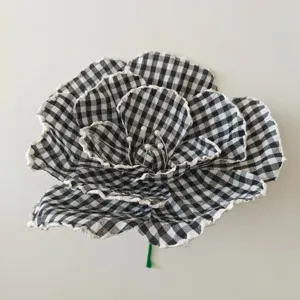Fleur artificielle en tissu vichy noir et blanc, accessoire floral décoratif pour mariages.