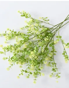 Detailansicht künstlicher grüner Zweige mit realistischen kleinen gelben Blütenknospen