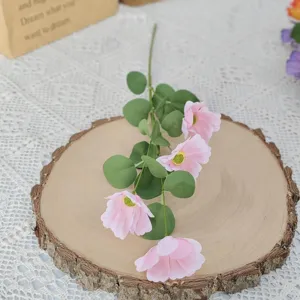 Künstliche rosa Kosmosblumen auf einer Holzscheibe für Hochzeit und Heimdekoration.