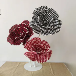 grandes fleurs en tissu à carreaux coquelicot rose artificiel pour vitrine de mariage