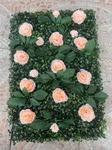 Vista detallada de panel de pared de plantas artificiales con rosas color melocotón y hojas