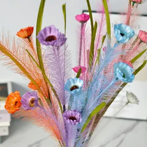 Détail de fleurs de roseau artificielles colorées pour arrangement floral de maison