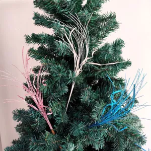 Détail de tiges bouclées pailletées de 43cm pour la décoration d'un sapin de Noël coloré.