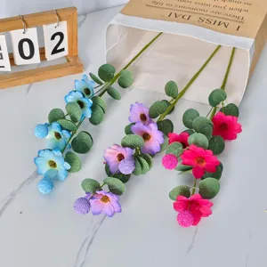 Vue détaillée de fleurs de cosmos d'eucalyptus artificielles en bleu, violet et rose
