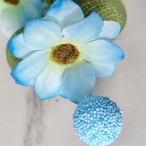 Gros plan détaillé des pétales d'une marguerite en soie bleue avec cœur texturé