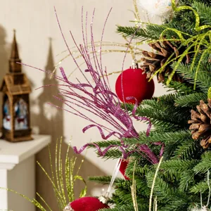 Détail d'une branche bouclée à paillettes violettes pour un sapin de Noël