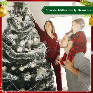 Primer plano de ramas rizadas con purpurina y bayas que decoran un árbol de Navidad festivo.