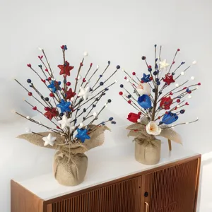 Ramo decorativo patriótico del 4 de julio con estrellas rojas, blancas y azules para decoración.