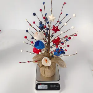 Día de la Independencia patriótico rojo blanco azul baya rama decoración floral de mesa.