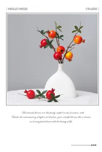 Rami di melograno e cachi artificiali con vaso bianco per decorazione matrimonio casa.