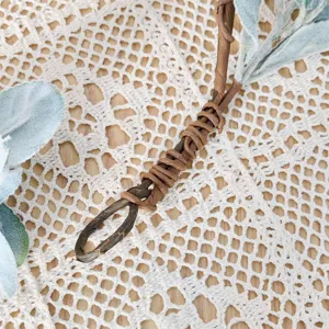Détail de la tige de vigne artificielle en oreille d'agneau avec enveloppe marron texturée