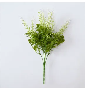 Primer plano de ramo de lavanda blanca artificial con hojas verdes realistas fondo blanco
