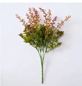 Detalle de un ramo de eucalipto y lavanda artificial con hojas verdes y ramas marrones