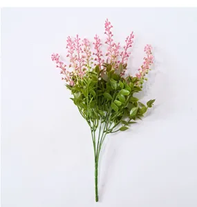 Detalle de ramo de lavanda rosa artificial y eucalipto verde para decoración del hogar.