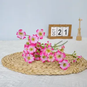 Detalle de rama de flor de paulownia rosa artificial para decoración y accesorios.
