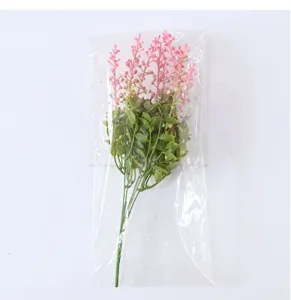 Ramo de lavanda rosa y eucalipto artificial en una bolsa de plástico transparente