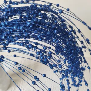 Dettaglio ravvicinato di bacche di schiuma glitterate blu per albero di Natale