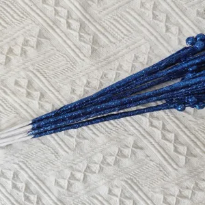 Primo piano dettagliato della brillante texture glitterata blu sui rami natalizi di salice.