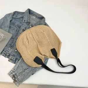 Gedetailleerd overzicht van beige geweven gebreide tote bag met zwarte lederen handvatten.