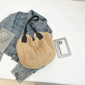 Geweven tote tas detailweergave, beige katoenen breitextuur met zwarte handvatten voor strand.