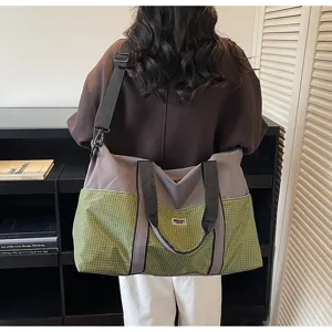 Grand sac de sport fourre-tout a carreaux gris et vert, detail de presentation au dos.